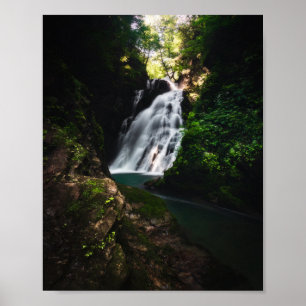 Adembenemende waterval Šum in magisch bos Poster