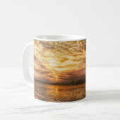 Adembenemende zonsopgang op het strand koffiemok (Voorkant links)