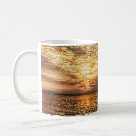 Adembenemende zonsopgang op het strand koffiemok (Links)