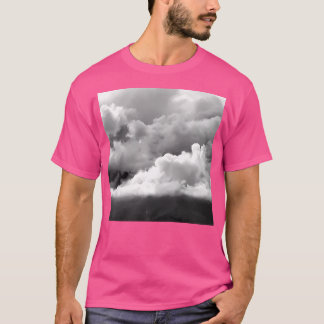 Adembenemende zwart-witte massieve wolken boven me t-shirt