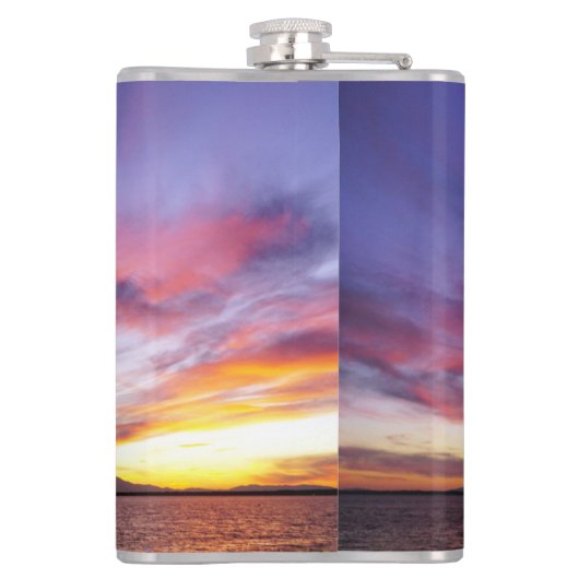 Ademhalingszonsondergang over het zee heupfles (Achterkant)