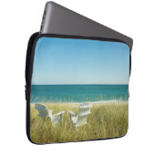 Adirondack Chairs in de Dunes Laptop Sleeve (Voorkant Rechts)