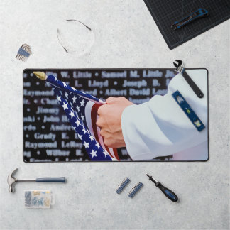 Adjudant met Amerikaanse vlag bij oorlogsmonument Bureaumat