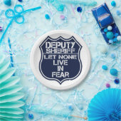 Adjunct-sheriff laat niemand leven in de angstmaan papieren bordje (Feest)