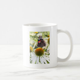 Admiraalvlinder op bloem koffiemok