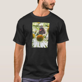 Admiraalvlinder op bloem t-shirt