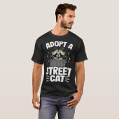 Adopt A Street Cat Trash Garbage Panda Raccoon T-shirt (Voorkant volledig)