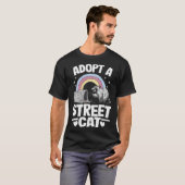 Adopteer een Street Cat Rainbow Grappige Raccoon P T-shirt (Voorkant volledig)