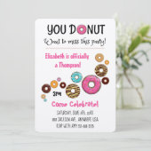 Adoptiepartij Modern Pink Donut Party Kaart (Staand voorkant)