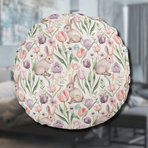 Adorabele grijze konijn met kleurrijke tulpen rond kussen