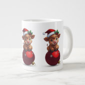 adorable baby highland cow sitting grote koffiekop (Voorkant rechts)