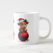 adorable baby highland cow sitting grote koffiekop (Rechts)