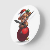 adorable baby highland cow sitting ronde klok (Hoek)