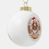 Adorable Basset Hound Sneaking Christmas Cookies Keramische Bal Ornament (Links)