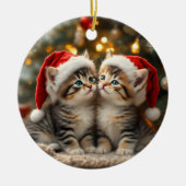 Adorable Christmas kitten with Santa hats Keramisch Ornament (Voorkant)