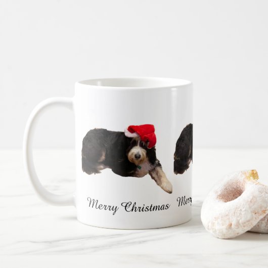 Adorable dog wearing a santa hat on a Christmas Koffiemok (Met donut)