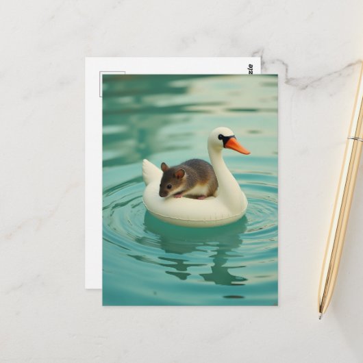 Adorable Mouse on a Swan Pool Float Briefkaart (Voorkant / Achterkant in situ)