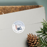 Adres Snowy Village Return Ronde Sticker<br><div class="desc">Een handig design van het etiket met een feestelijke feestelijke vermelding met een schattige hygge vibes,  met een sneeuwige kerstdorpscène. Pas uw familienaam en adres aan.</div>