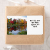 Adreslabel, retour, herfst bomen op het water. etiket (Insitu)