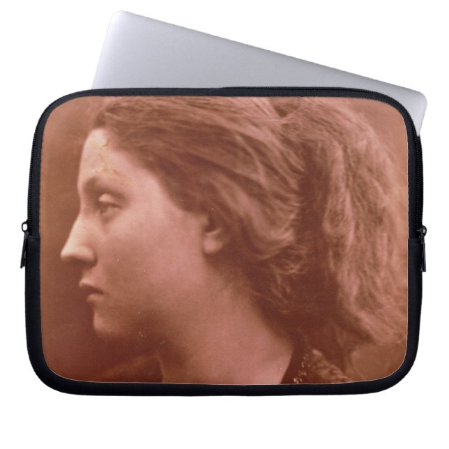 Adriana (foto sepia) laptop sleeve (Voorkant)