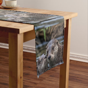 **"Adrift in Love: Mummy en Baby Otter"** Korte Tafelloper