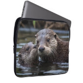 **"Adrift in Love: Mummy en Baby Otter"** Laptop Sleeve (Voorkant Rechts)