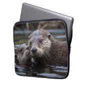 **"Adrift in Love: Mummy en Baby Otter"** Laptop Sleeve (Voorkant Links)