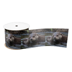**"Adrift in Love: Mummy en Baby Otter"** Satijnen Lint