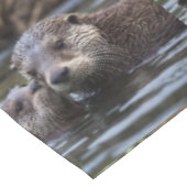 **"Adrift in Love: Mummy en Baby Otter"** Tafelkleed (Gekanteld)