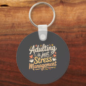 Adulting Is Just Stress Management Grown-up Realit Sleutelhanger (Voorkant)
