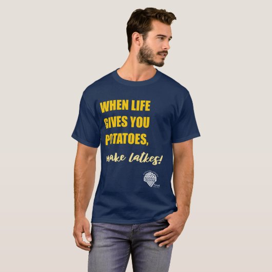 Adults' Hanukkah Shirt - "Make latkes" (Voorkant volledig)
