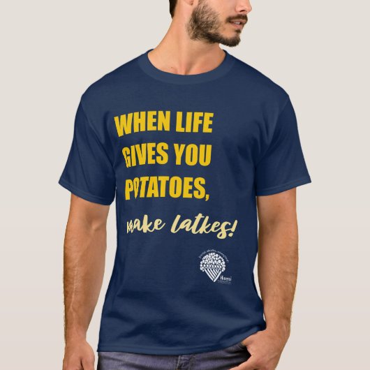 Adults' Hanukkah Shirt - "Make latkes" (Voorkant)