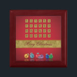 Advent Calendar-kerstnamen Cadeaudoosje<br><div class="desc">Een mooie kerstillustratie met een advent-kalender en kleurrijke kerstblaasjes op een rode achtergrond.</div>