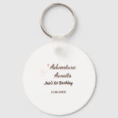 Adventure awaits 1st birthday name date planeretro sleutelhanger (Achterkant)