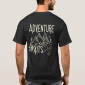 Adventure Awaits – Campfire Camping Quote 2026 Des T-shirt (Achterkant)