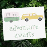 ADVENTURE AWAITS Camping Trailer RV Briefkaart<br><div class="desc">Bekijk deze schattige kampeerwagen met de boodschap "AWAITS VAN DE AVENTURE". U kunt uw eigen tekst altijd bewerken en toevoegen. Laat me weten of je iets wilt dat aangepast is. En controleer mijn winkel op meer producten en design. Als je het koopt, bedankt! Ben zeker om een foto op Instagram...</div>