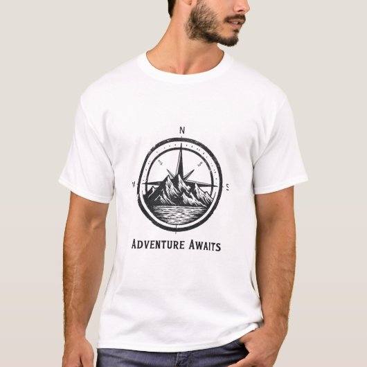 Adventure Awaits – Compass & Mountain Emblem T-shirt (Voorkant)