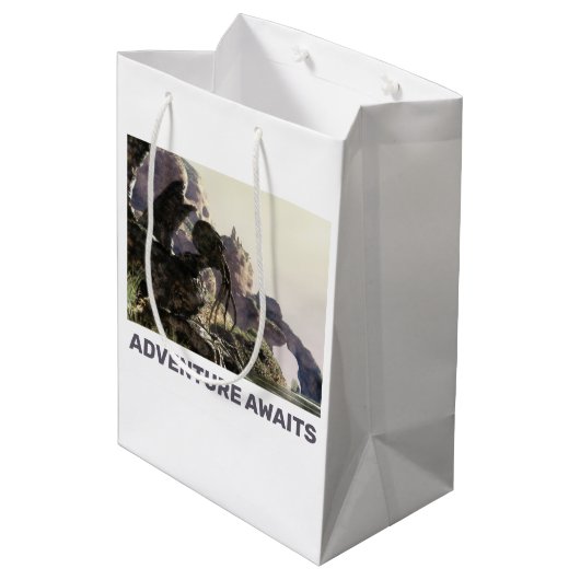 Adventure Awaits. Fantasy landscape Medium Cadeauzakje (Achterkant Gekanteld)