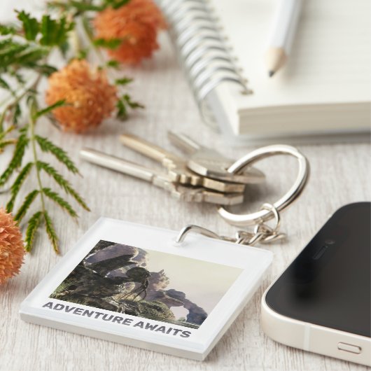 Adventure Awaits. Fantasy landscape Sleutelhanger (Voorkant Rechts)
