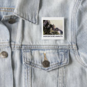 Adventure Awaits. Fantasy landscape Vierkante Button 5,1 Cm (In situ)