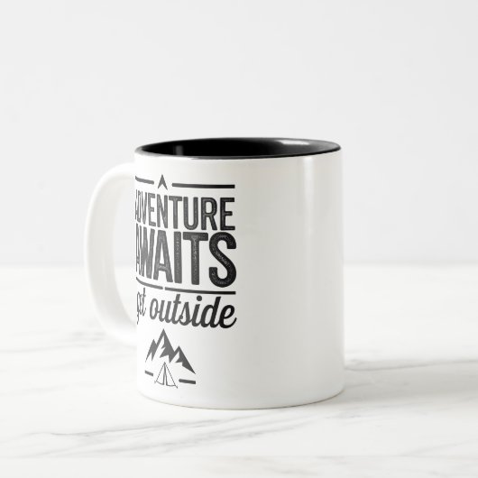 Adventure Awaits Get Outside Typography Design Tweekleurige Koffiemok (Voorkant links)