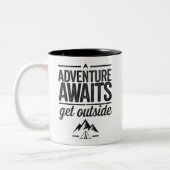Adventure Awaits Get Outside Typography Design Tweekleurige Koffiemok (Links)
