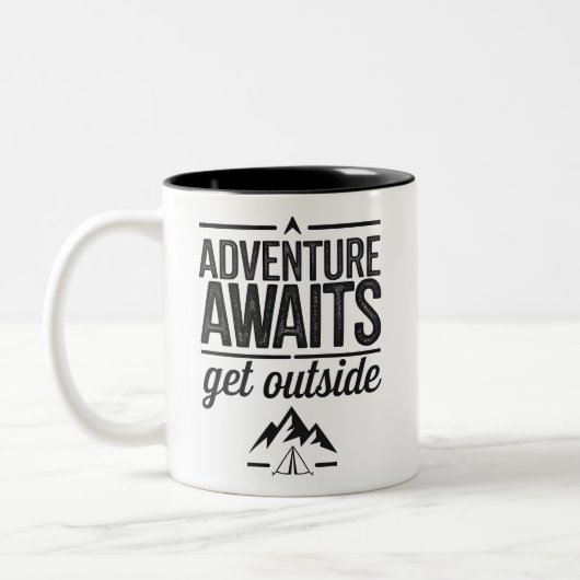Adventure Awaits Get Outside Typography Design Tweekleurige Koffiemok (Links)