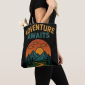 Adventure Awaits Minimalist Print - Outdoor Travel Tote Bag (Dichtbij)