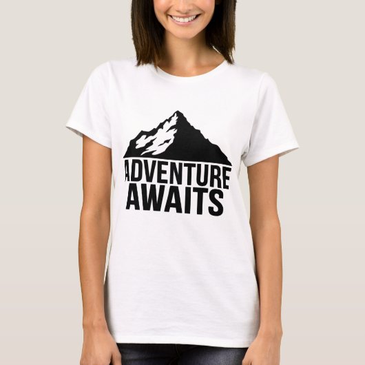 Adventure Awaits Mountain Hiking Design T-shirt (Voorkant)