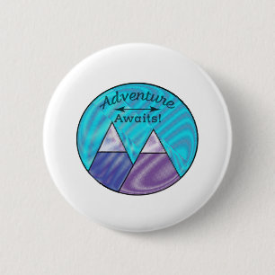 Adventure Awaits Mountain Peaks Ronde Button 5,7 Cm