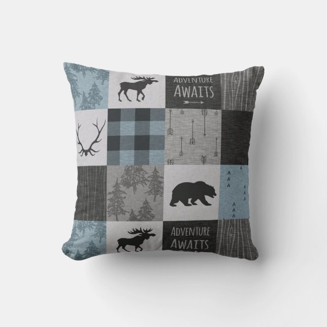 Adventure Awaits Pillow - Blauw, zwart, grijs Kussen (Voorkant)