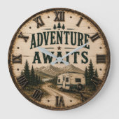 Adventure Awaits Rustic Camper Camping Mountain Grote Klok (Voorkant)