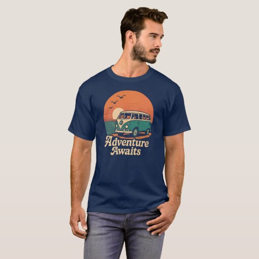 Adventure Awaits Van Sunset Retro Travel T-Shirt (Voorkant volledig)