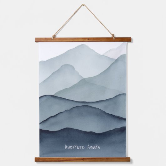 Adventure Awaits Watercolor Mountain Hangend Wandkleed (Voorkant)